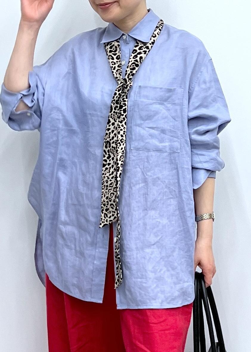 シルバー系のパンプス、ブラック系のボストンバッグ、レッド系のその他パンツを着用したレディースの春コーディネートの6枚目の写真