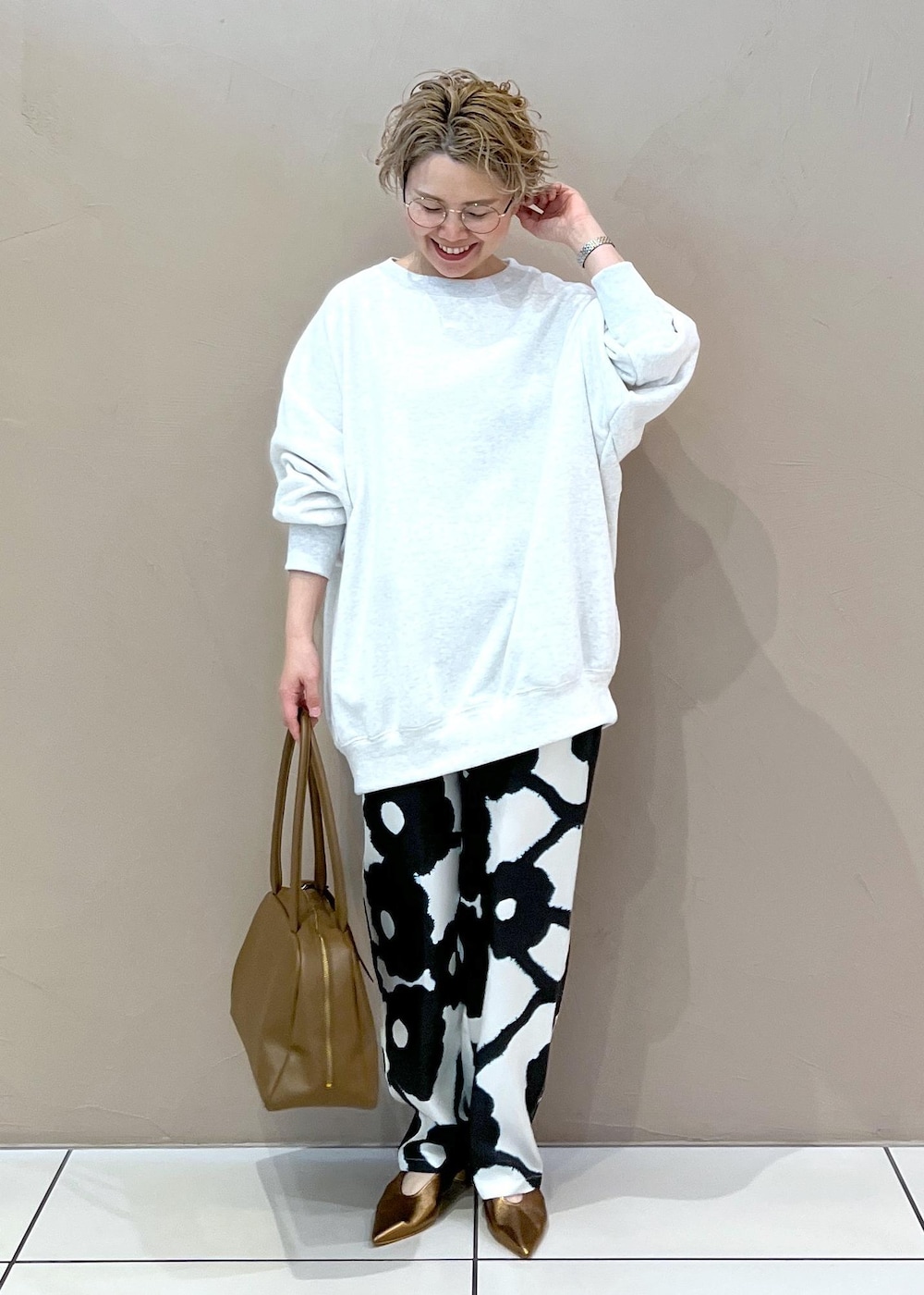 グレー系のスウェット、その他のパンプス、ブラウン系のボストンバッグを着用したレディースの春コーディネートの3枚目の写真