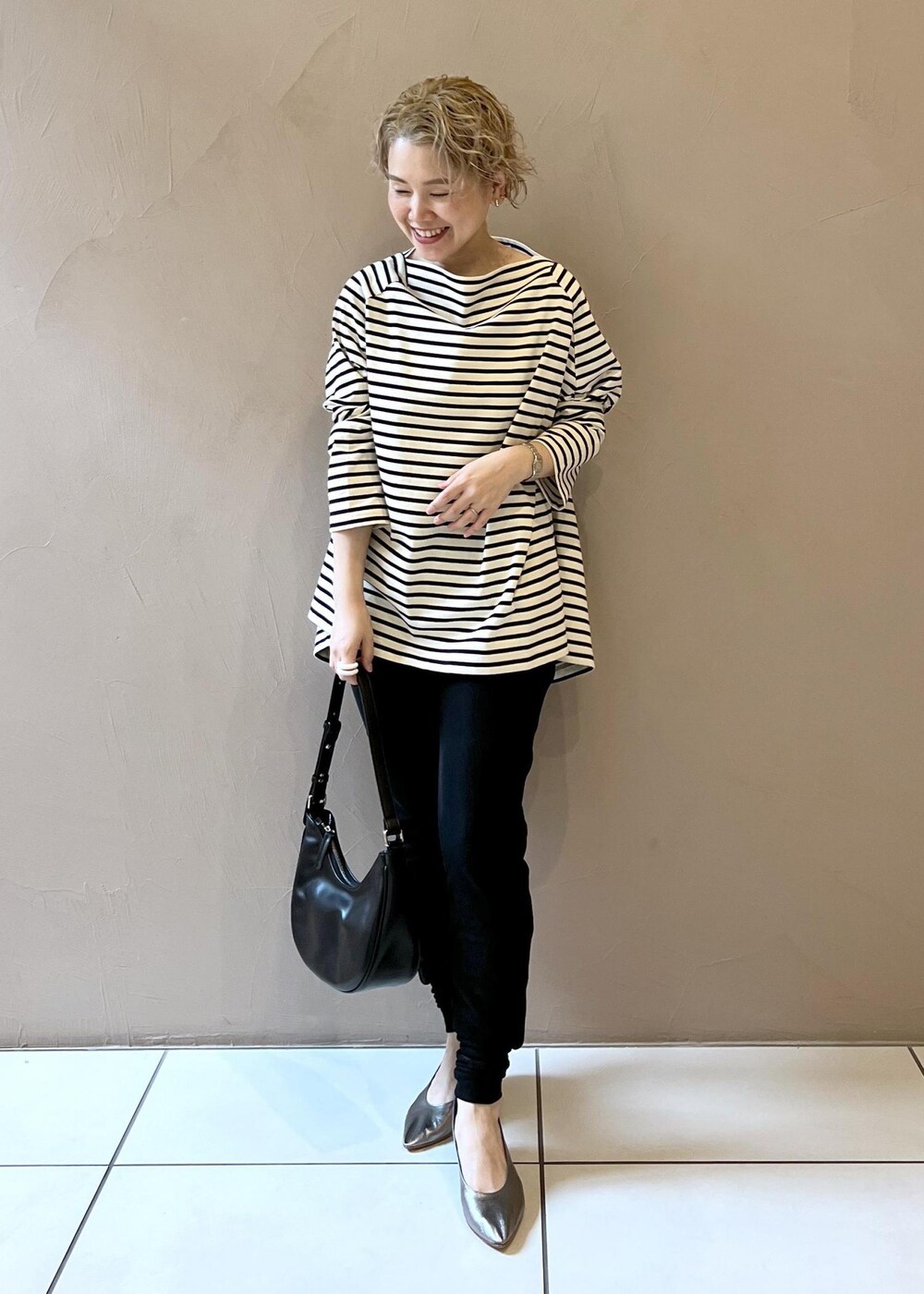 ホワイト系のその他アウター、シルバー系のパンプス、ブラック系のその他パンツを着用したレディースの秋コーディネートの8枚目の写真