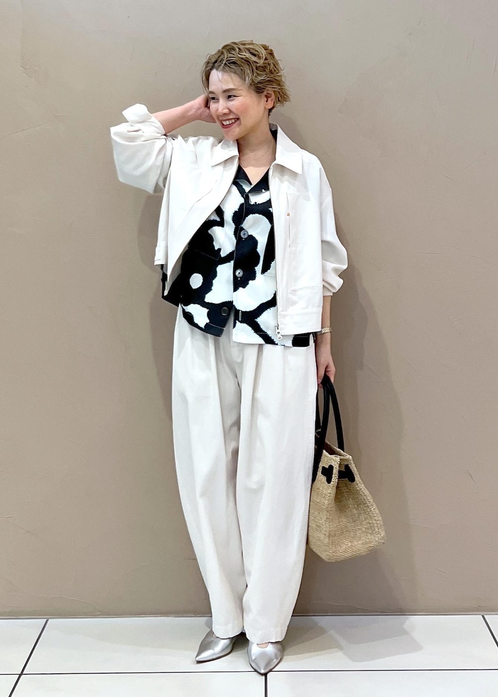 ホワイト系のトートバッグ、ホワイト系のブルゾン、ホワイト系のその他パンツを着用したレディースの春コーディネートの4枚目の写真