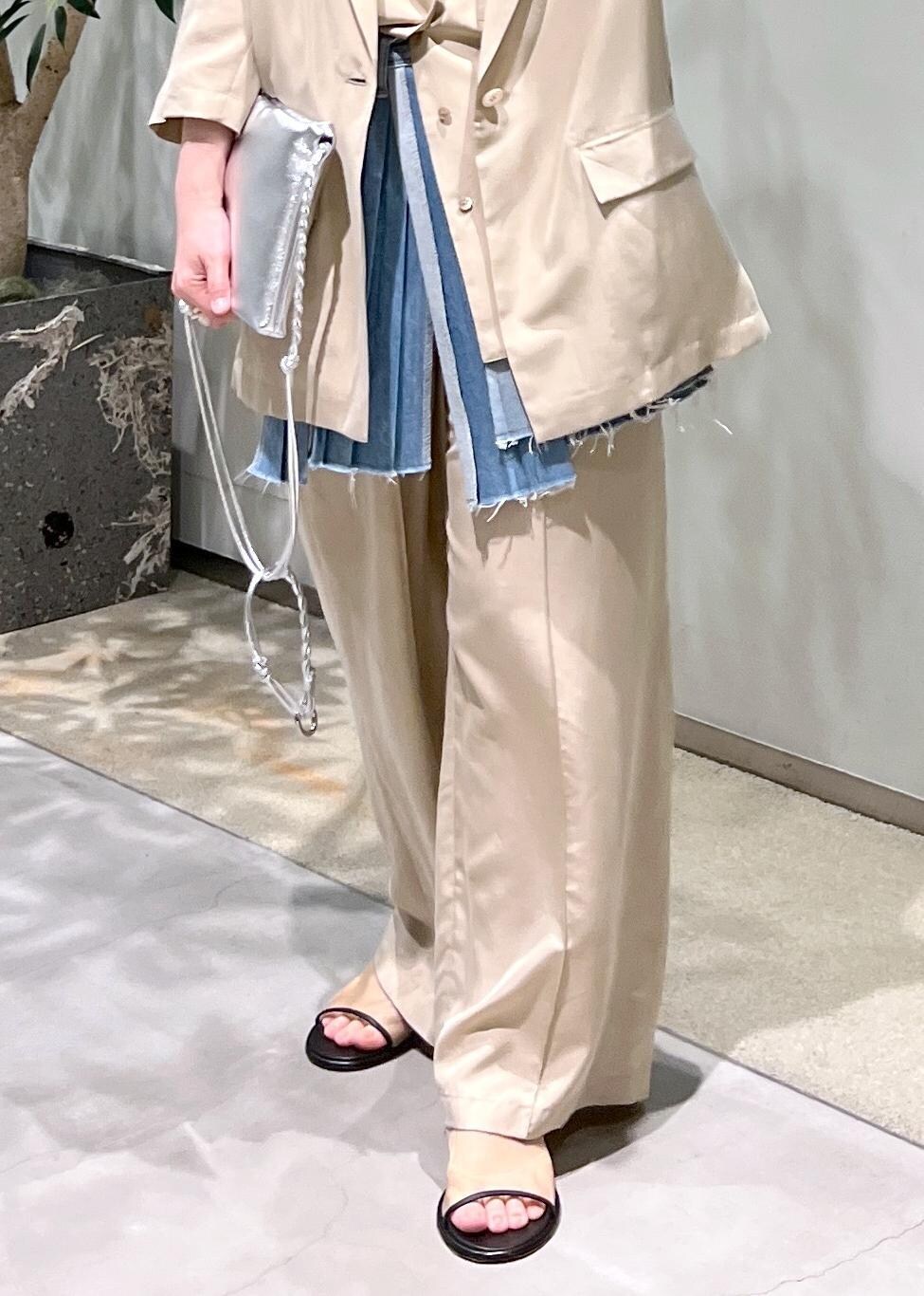 ベージュ系のその他パンツ、シルバー系のショルダーバッグ、ベージュ系のベストを着用したレディースの春コーディネートの8枚目の写真