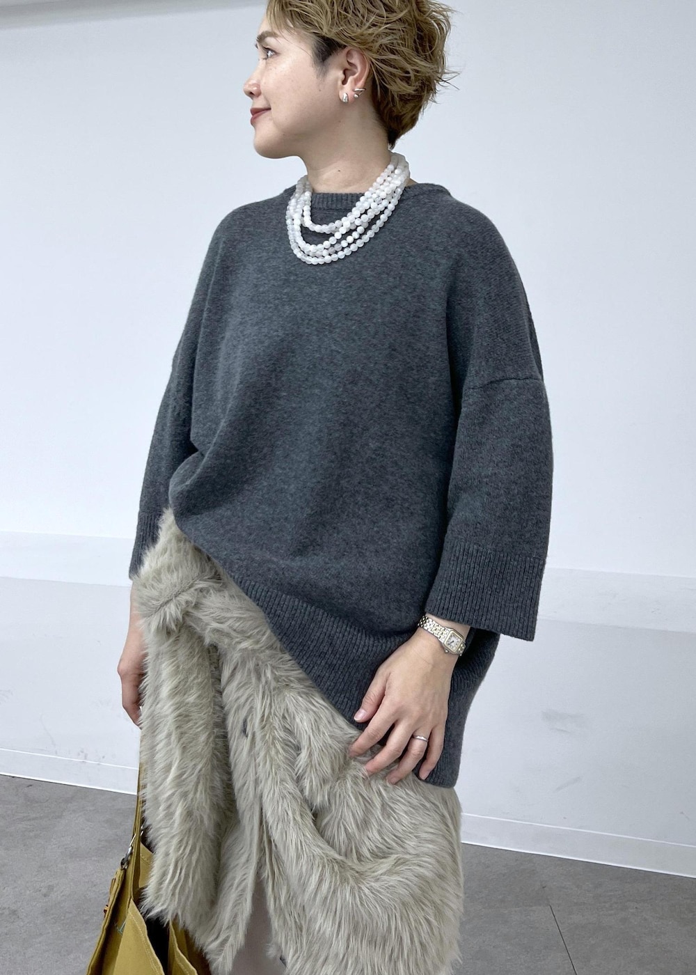 その他のパンプス、ベージュ系のカーディガン/ボレロ、ブラウン系のトートバッグを着用したレディースの秋コーディネートの4枚目の写真