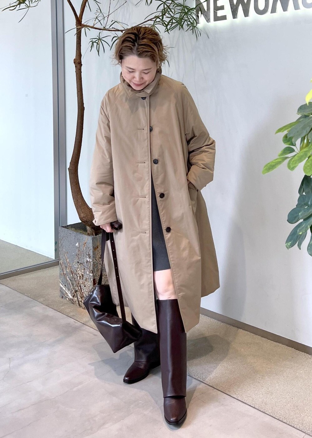 ブラウン系のブーツ、ブラウン系のショルダーバッグ、ベージュ系のダウンジャケット/コートを着用したレディースの秋コーディネートの6枚目の写真