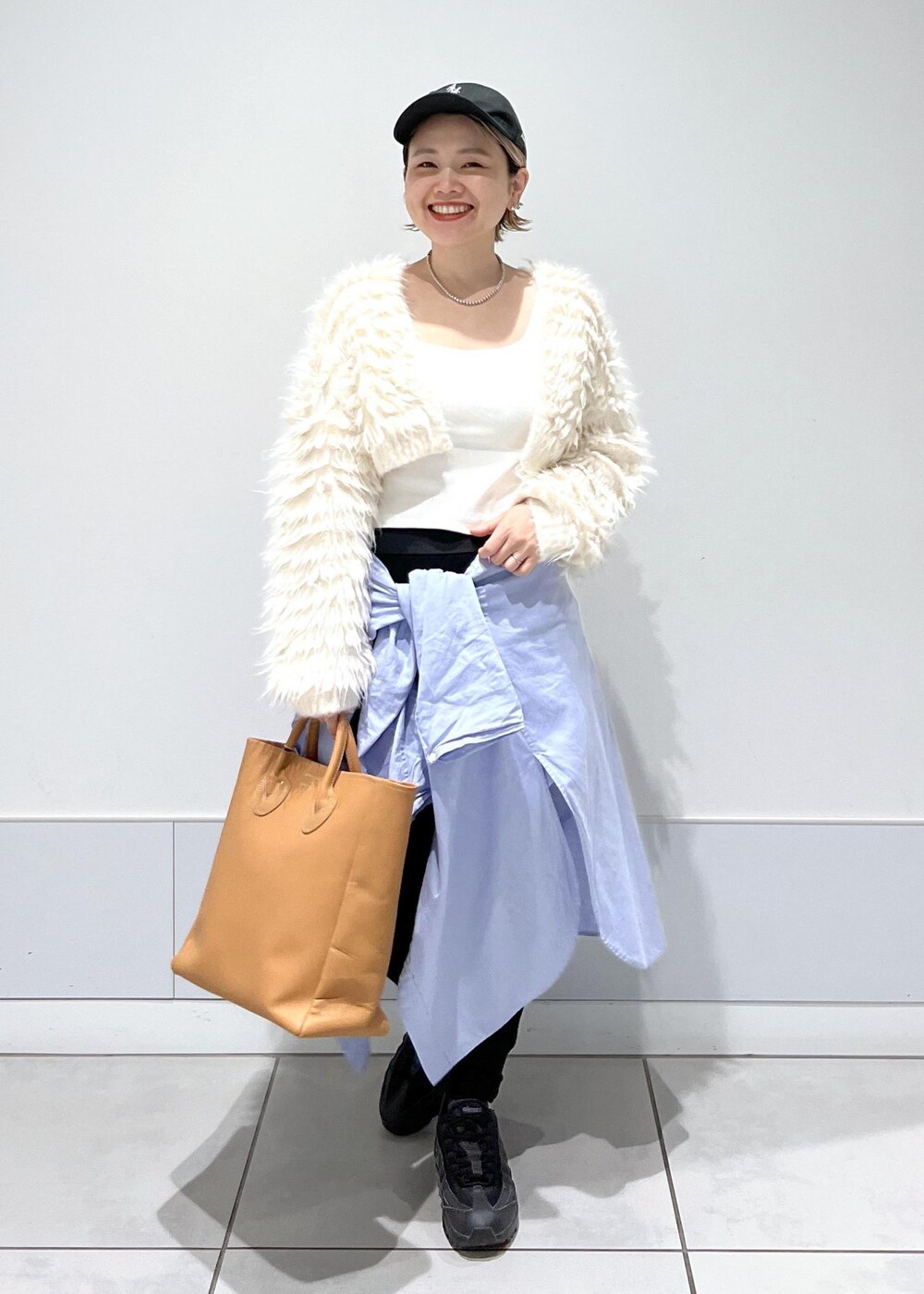 ホワイト系のカーディガン/ボレロ、ブラック系のその他パンツを着用したレディースの秋コーディネートの3枚目の写真