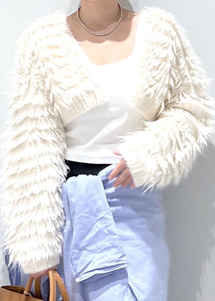 ホワイト系のカーディガン/ボレロ、ブラック系のその他パンツを着用したレディースの秋コーディネートの6枚目の写真