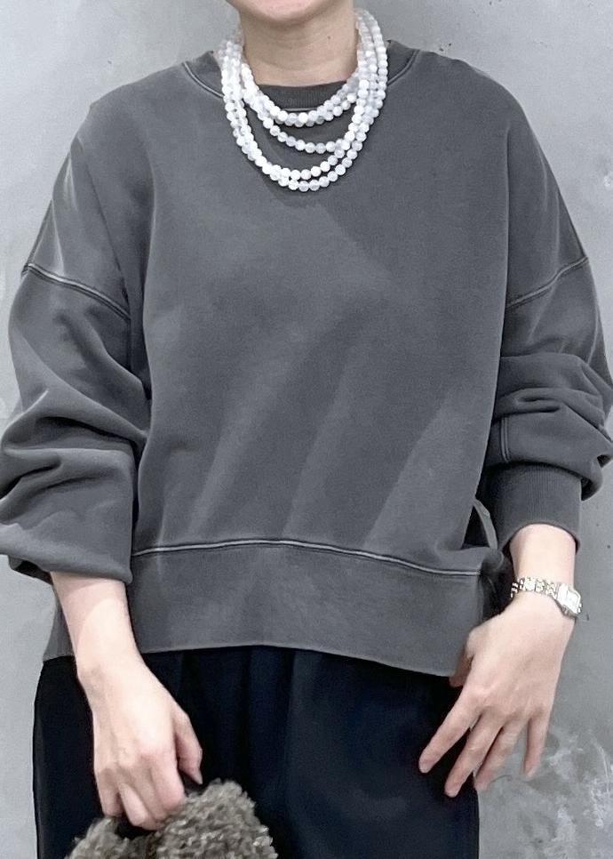 ブラック系のその他パンツ、グレー系のスウェット、ブラウン系のトートバッグを着用したレディースの秋コーディネートの4枚目の写真