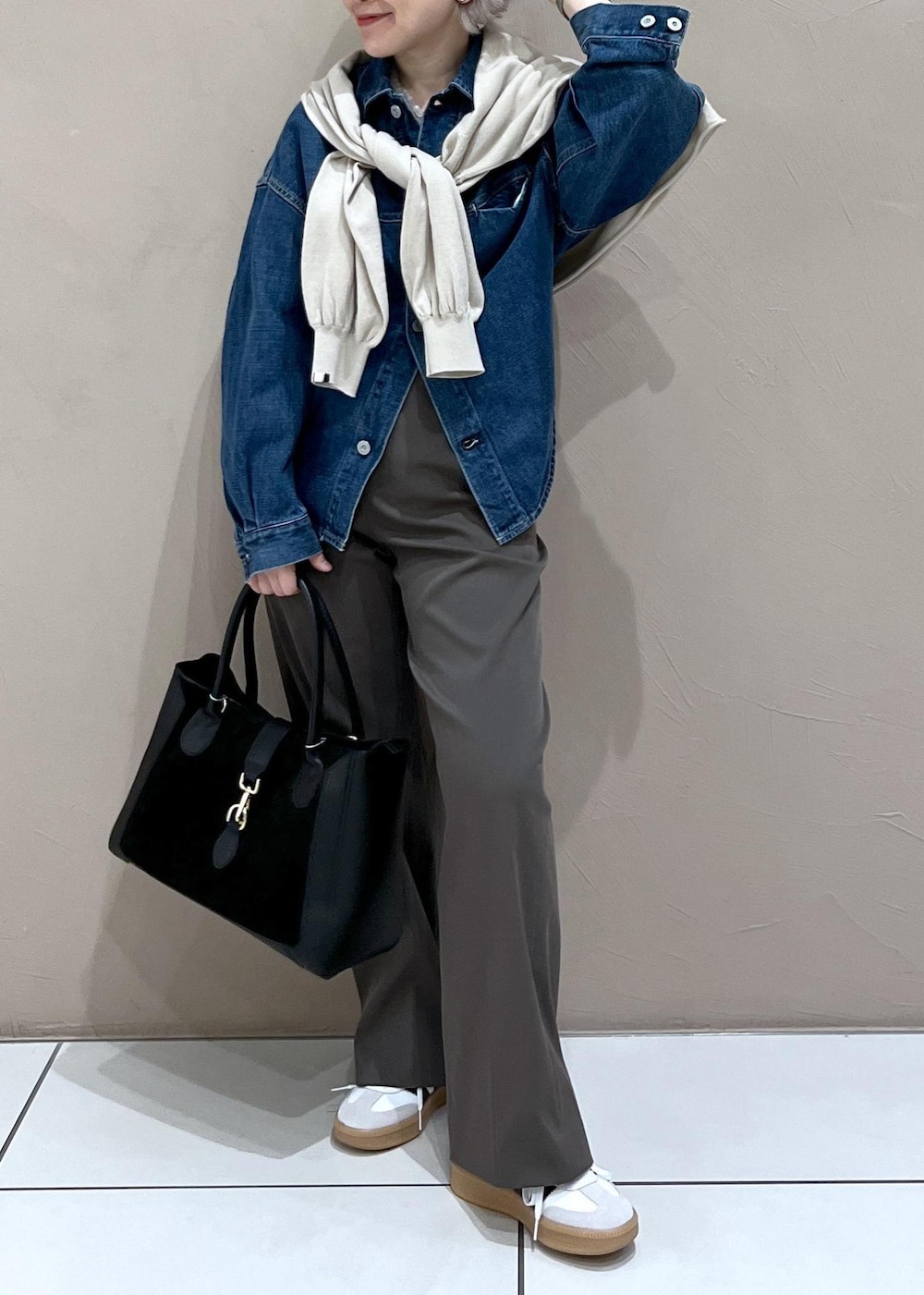 ブラウン系のその他パンツ、ブラック系のハンドバッグ、ホワイト系のスニーカーを着用したレディースの夏コーディネートの4枚目の写真