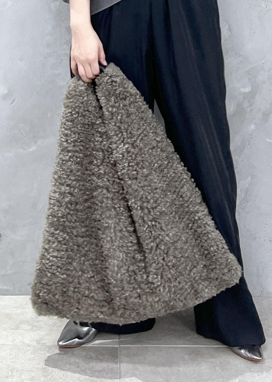 ブラック系のその他パンツ、グレー系のスウェット、ブラウン系のトートバッグを着用したレディースの秋コーディネートの10枚目の写真