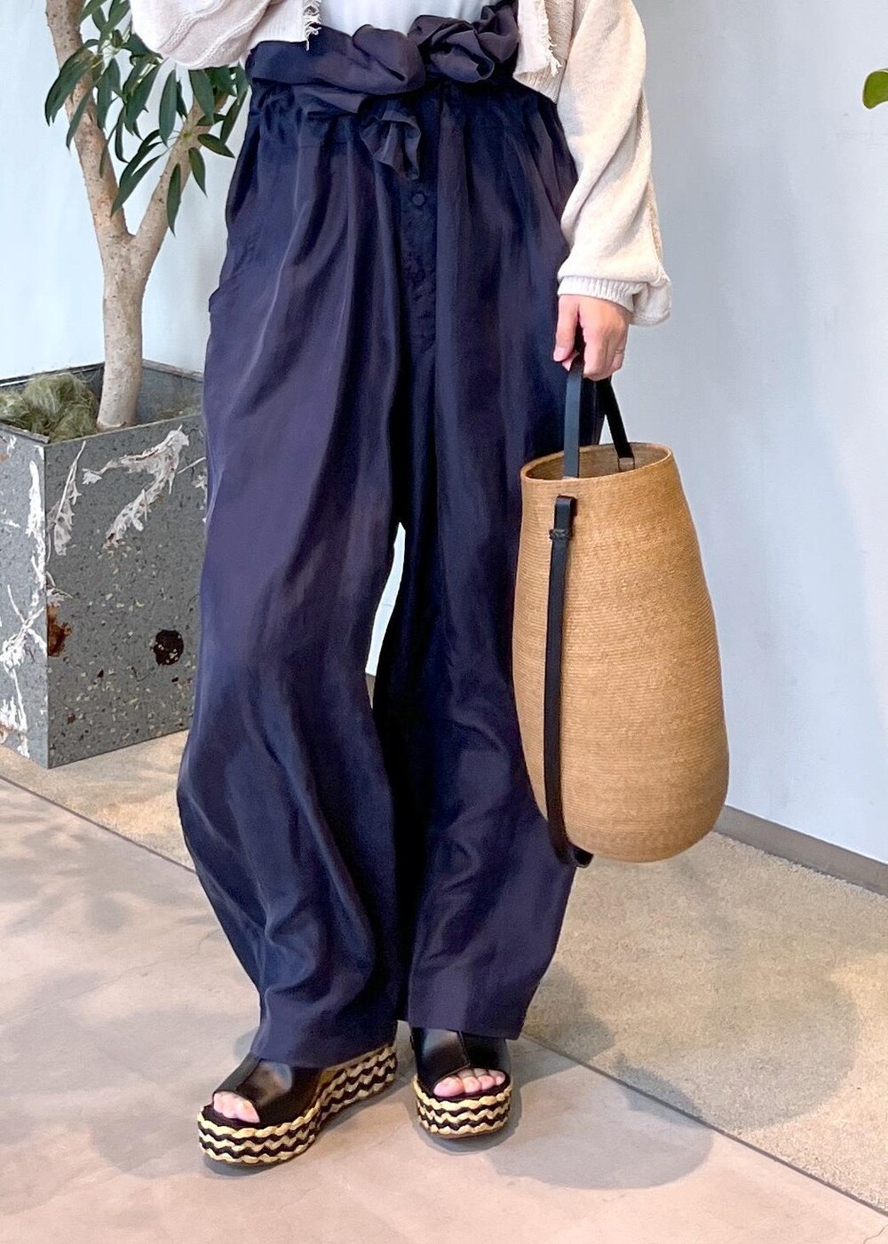 ホワイト系のカーディガン/ボレロ、ブラック系のサンダル、ブルー系のつなぎ/オールインワンを着用したレディースの夏コーディネートの10枚目の写真