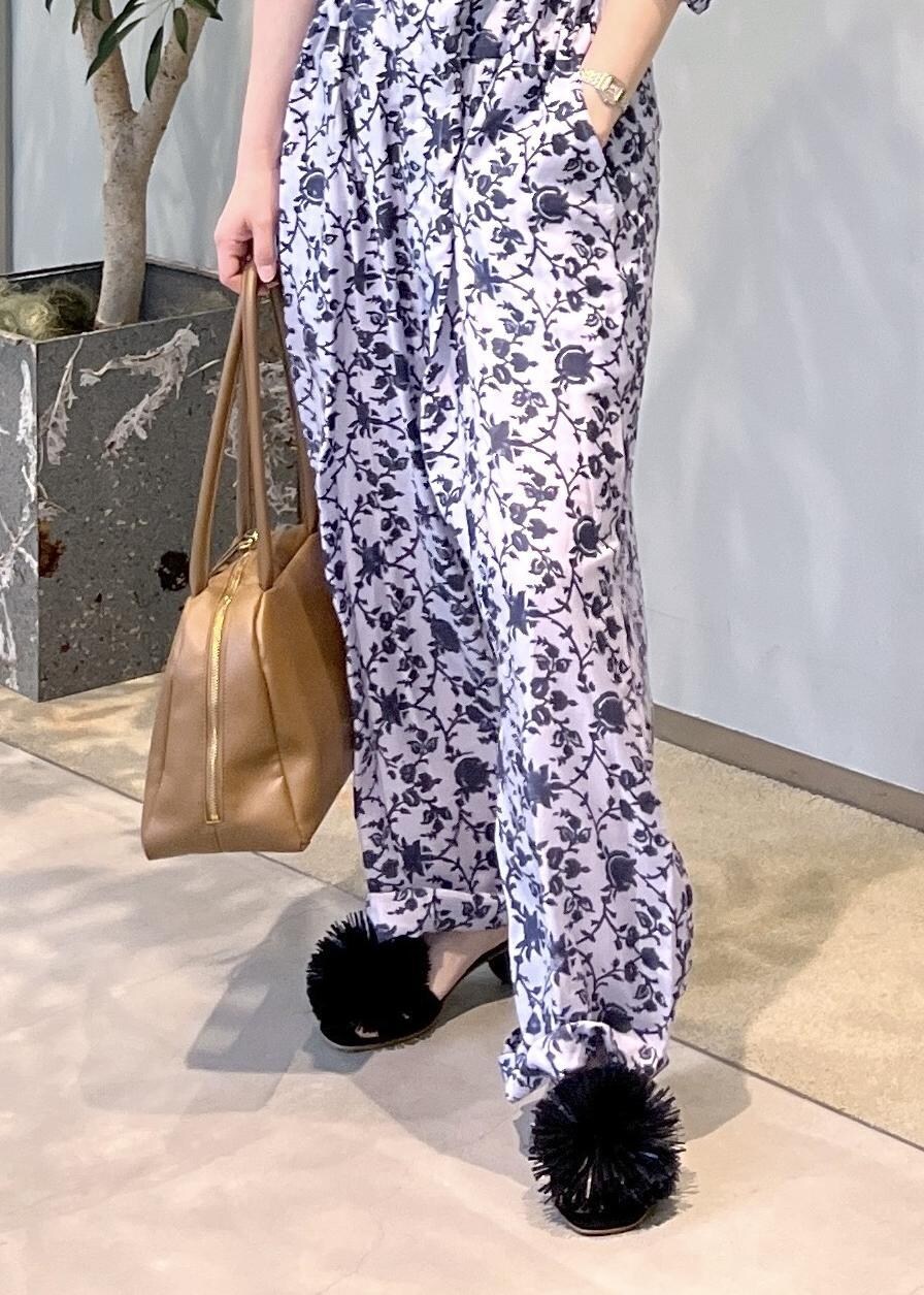 ブルー系のシャツ/ブラウス、ブラウン系のボストンバッグ、ブラック系のサンダルを着用したレディースの夏コーディネートの6枚目の写真