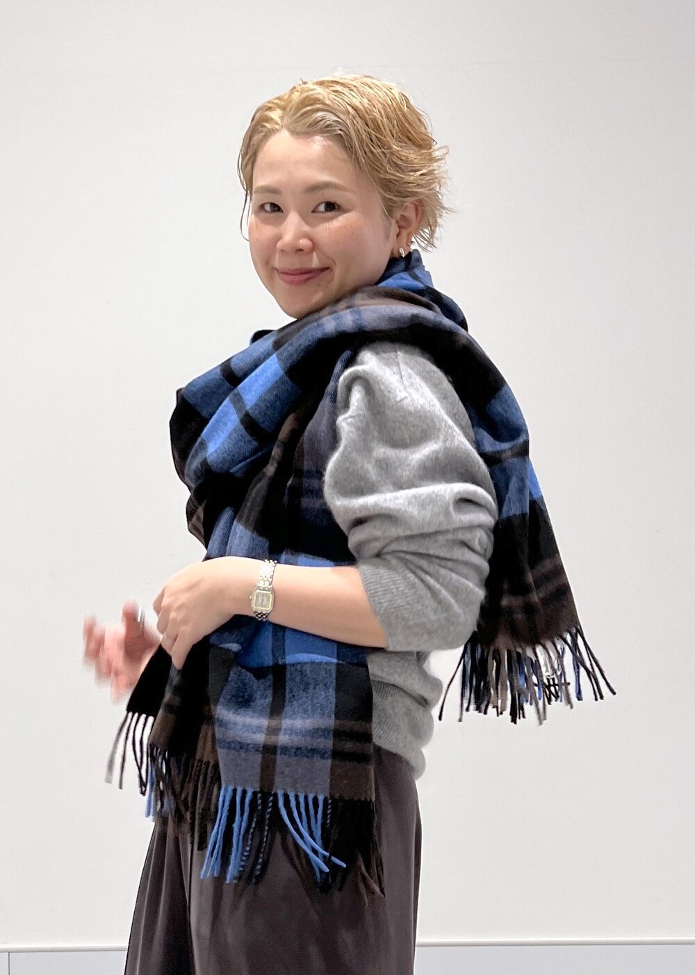 グレー系のその他パンツ、シルバー系のパンプス、その他のネックレスを着用したレディースの秋コーディネートの6枚目の写真