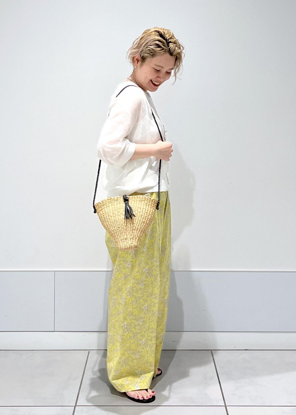 ブラック系のサンダル、イエロー系のその他パンツ、ホワイト系のタンクトップを着用したレディースの夏コーディネートの8枚目の写真