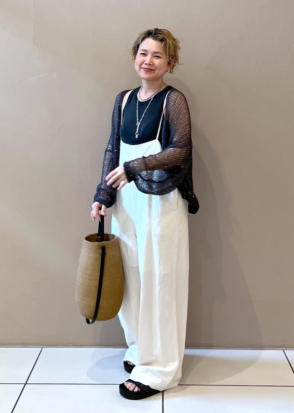 ホワイト系のサロペット/オーバーオール、グレー系のタンクトップ、グレー系のカーディガン/ボレロを着用したレディースの夏コーディネートの5枚目の写真