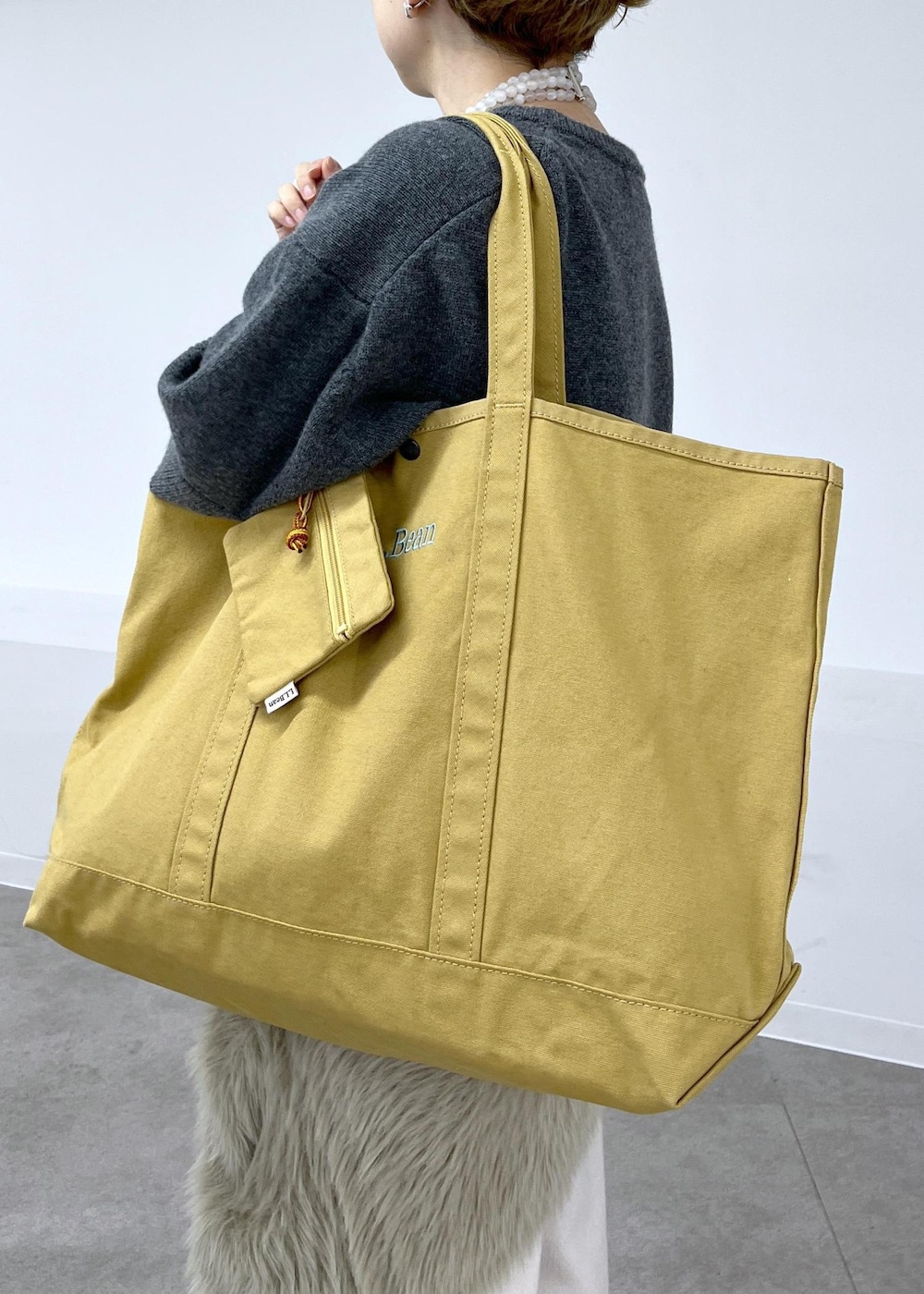 その他のパンプス、ベージュ系のカーディガン/ボレロ、ブラウン系のトートバッグを着用したレディースの秋コーディネートの7枚目の写真