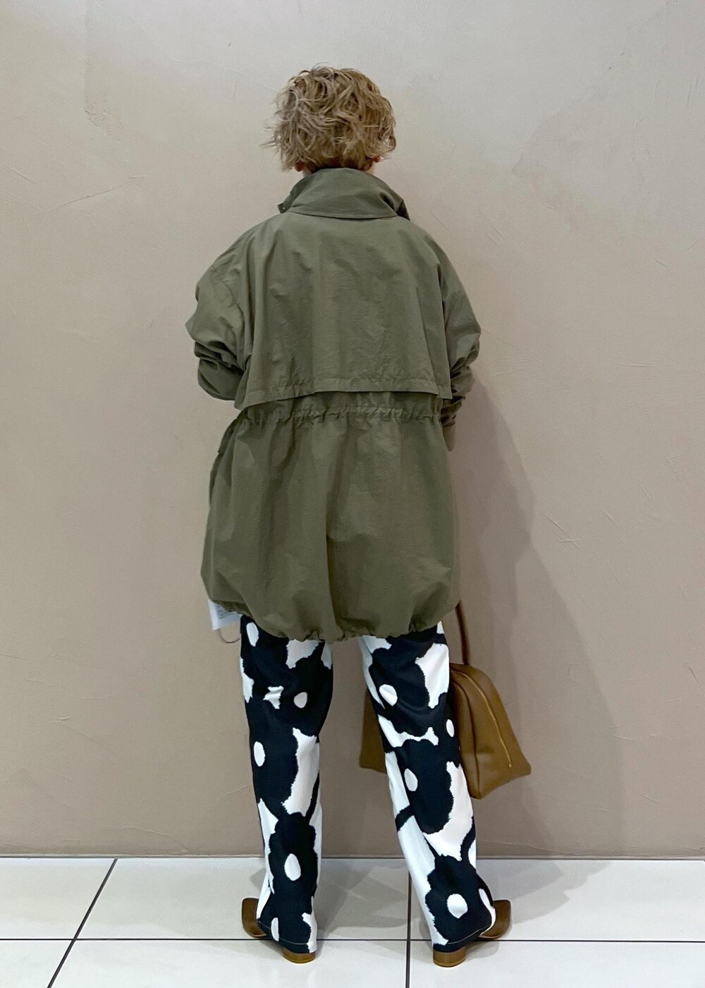 グリーン系のブルゾン、グレー系のスウェット、その他のパンプスを着用したレディースの春コーディネートの6枚目の写真