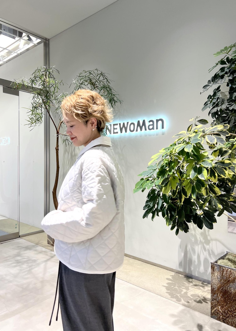 ピンク系のブルゾン、ブラウン系のハンドバッグ、ブラック系のパンプスを着用したレディースの秋コーディネートの7枚目の写真