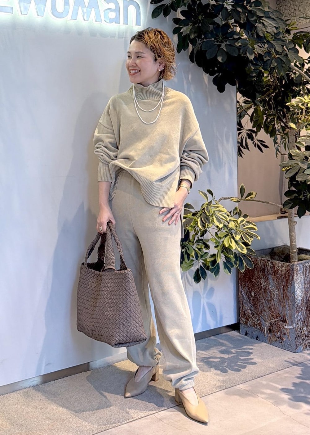 ベージュ系のパンプス、ホワイト系のニット/セーター、ホワイト系のその他パンツを着用したレディースの夏コーディネートの2枚目の写真