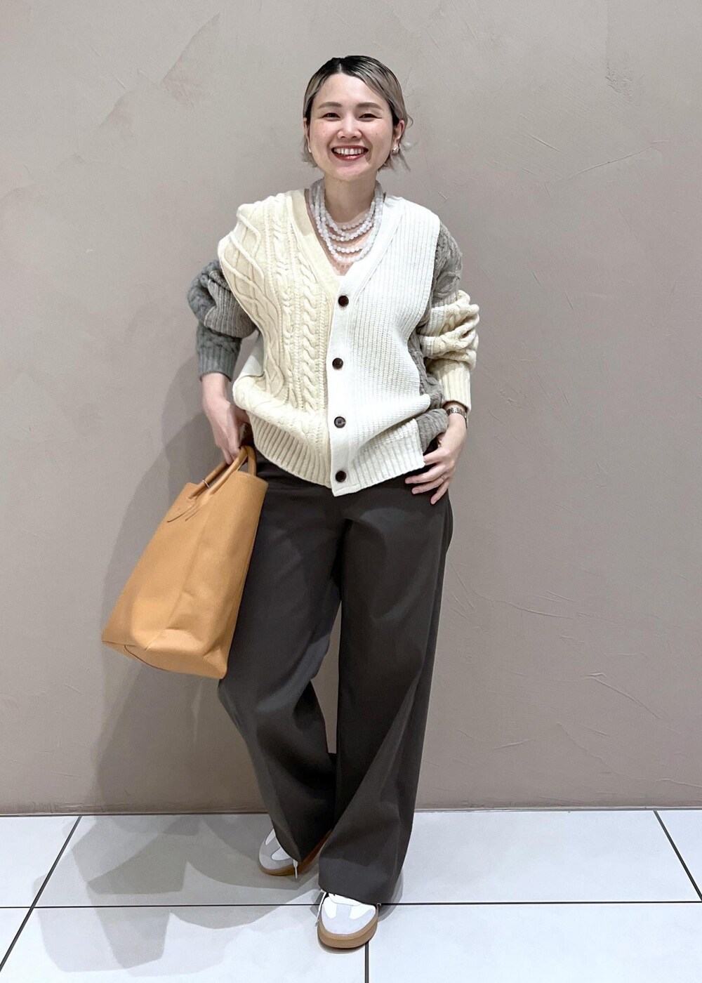 ブラウン系のその他パンツ、ホワイト系のスニーカーを着用したレディースの夏コーディネートの4枚目の写真