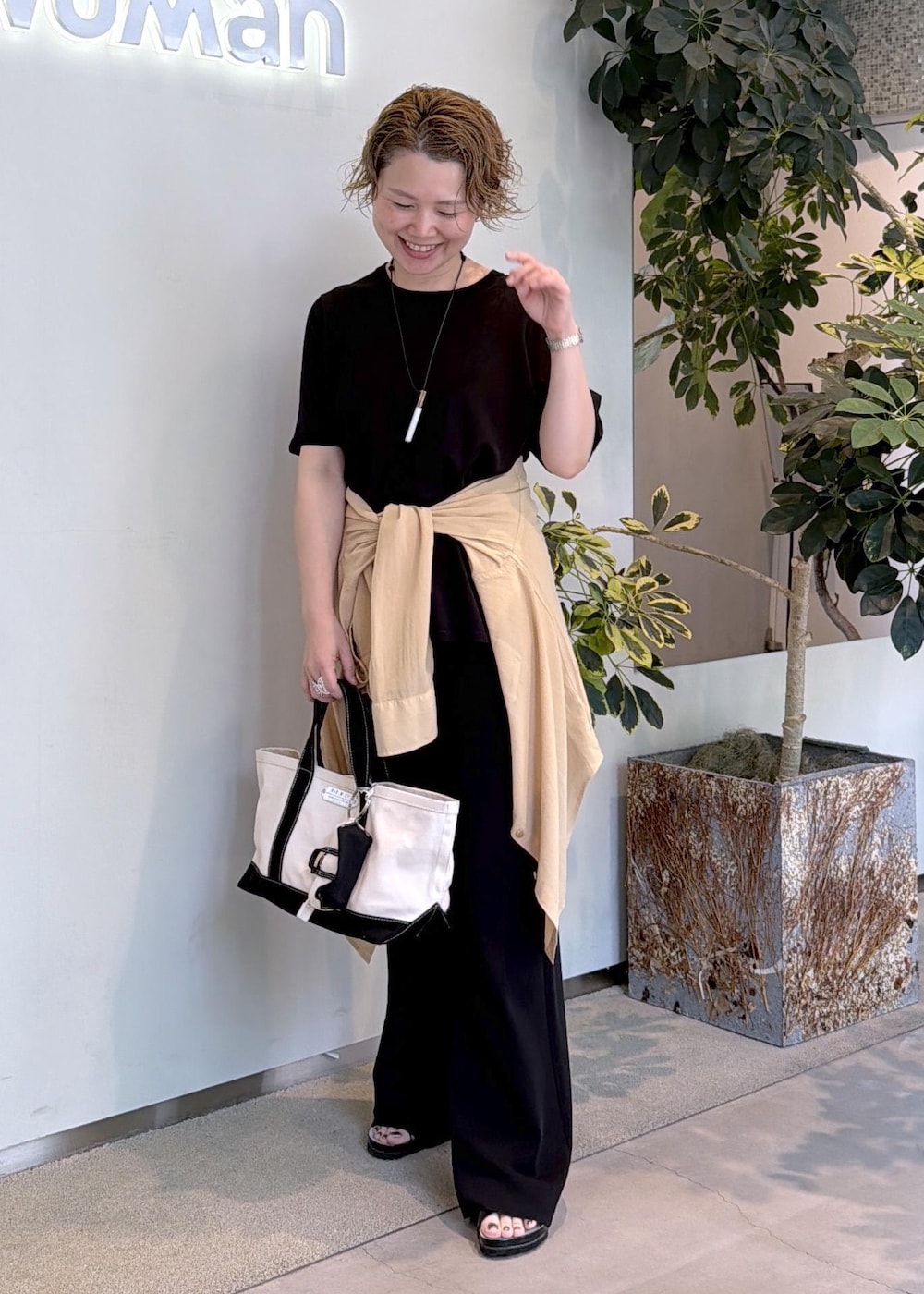ブラック系のその他パンツ、ブラック系のTシャツ/カットソー、ベージュ系のシャツ/ブラウスを着用したレディースの夏コーディネートの3枚目の写真