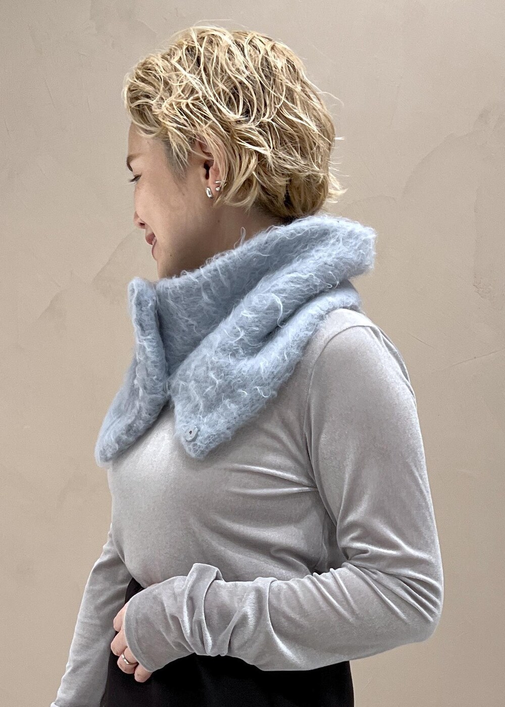 ホワイト系のその他アウター、ブラウン系のハンドバッグ、ブラック系のスカートを着用したレディースの秋コーディネートの4枚目の写真