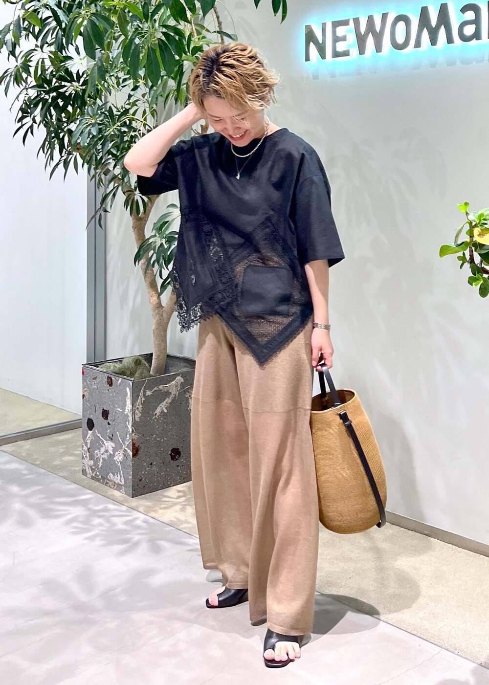 ブラック系のサンダル、ブラック系のTシャツ/カットソー、ゴールド系のその他パンツを着用したレディースの夏コーディネートの3枚目の写真