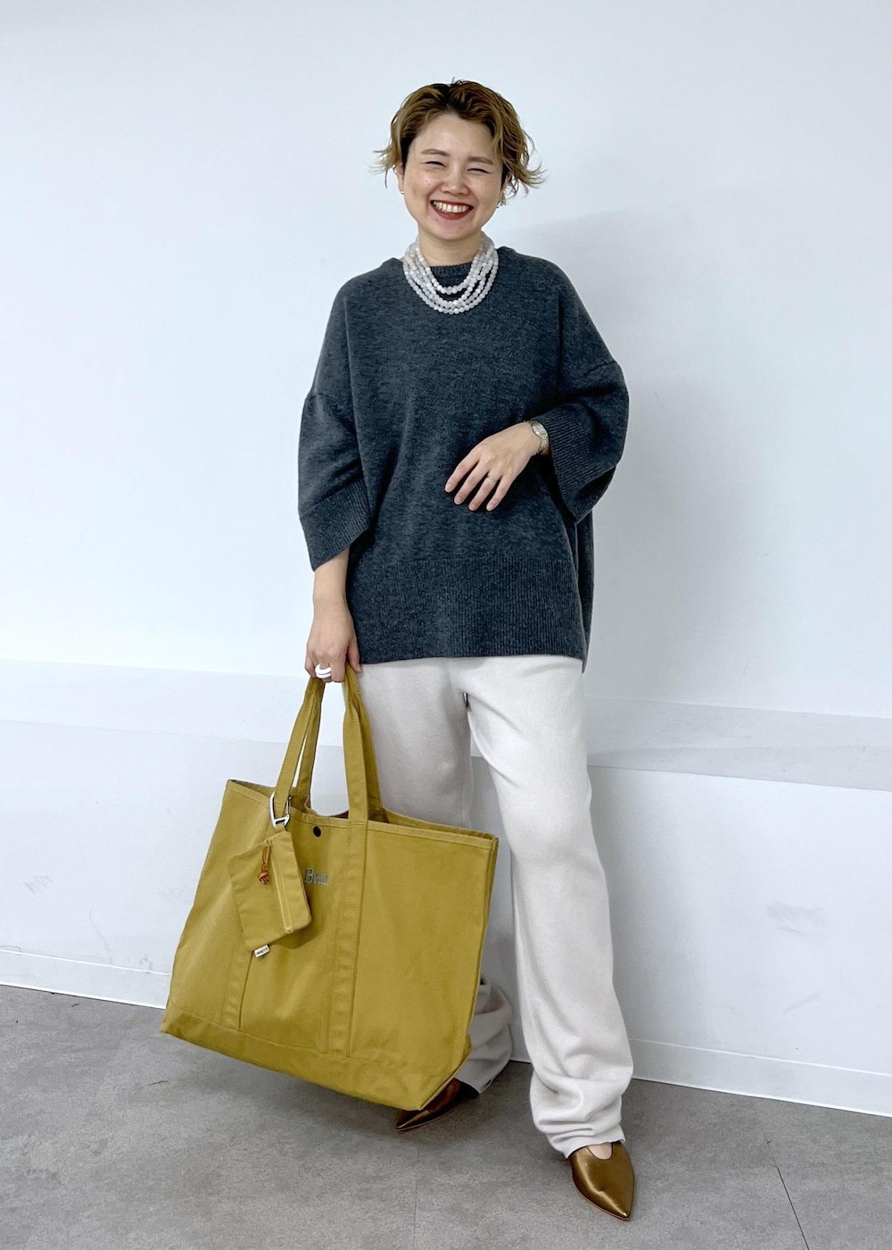 その他のパンプス、ベージュ系のカーディガン/ボレロ、ブラウン系のトートバッグを着用したレディースの秋コーディネートの9枚目の写真