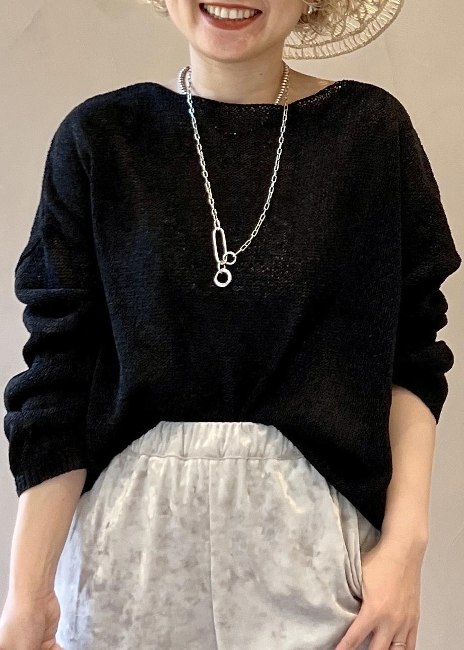 ベージュ系のその他パンツ、ブラック系のサンダル、ブラック系のニット/セーターを着用したレディースの春コーディネートの5枚目の写真