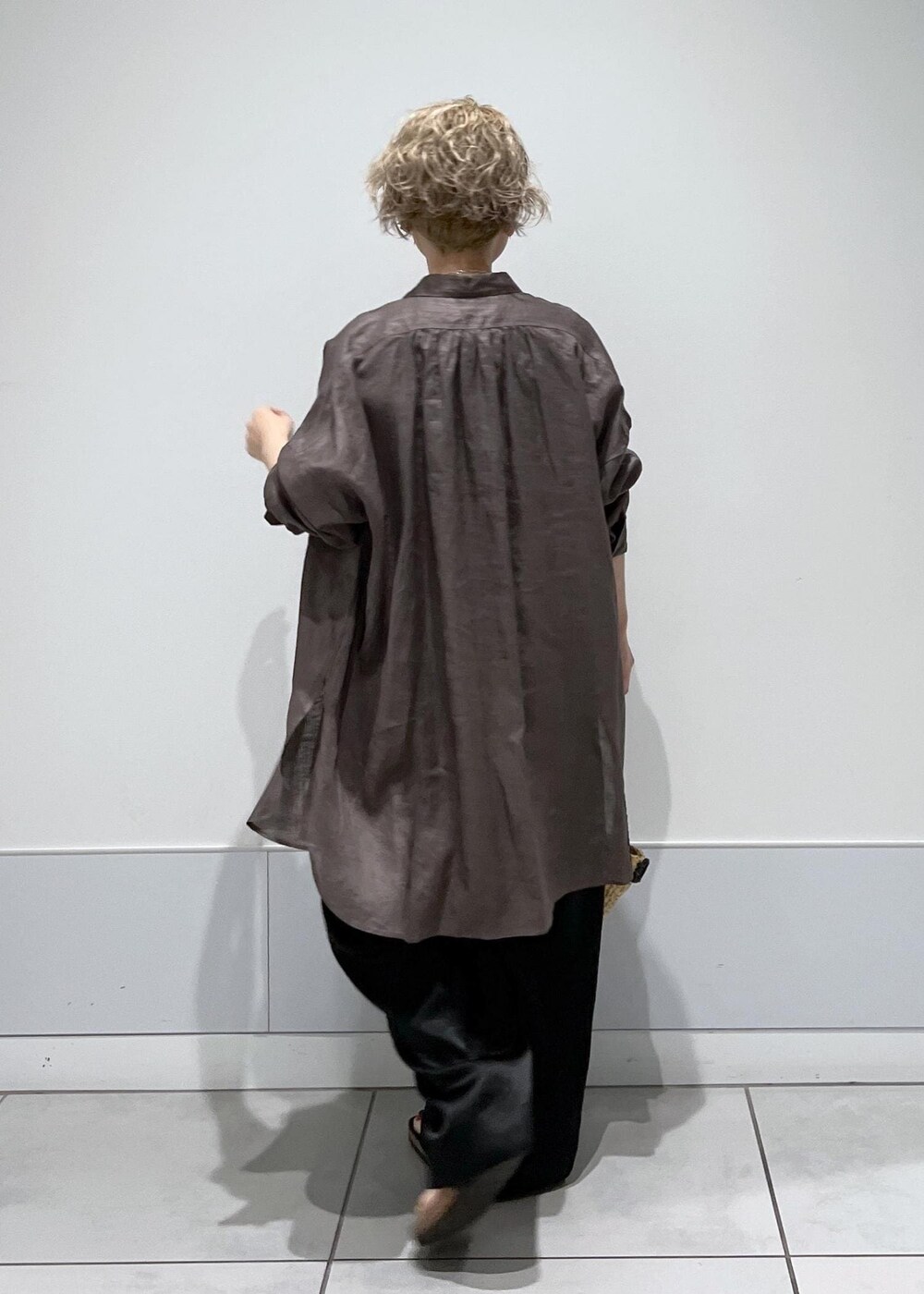 ベージュ系のかごバッグ、グレー系のシャツ/ブラウス、ブラック系のつなぎ/オールインワンを着用したレディースの夏コーディネートの6枚目の写真