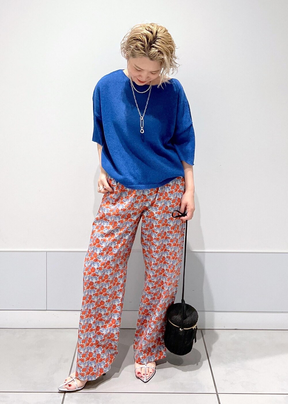 シルバー系のサンダル、ブラック系のショルダーバッグ、ブルー系のその他パンツを着用したレディースの夏コーディネートの3枚目の写真