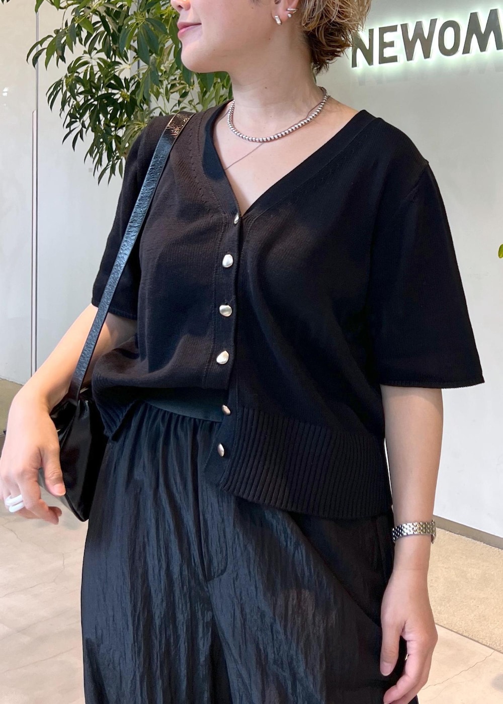 ブラック系のその他パンツ、ブラック系のローファー、ブラック系のショルダーバッグを着用したレディースの夏コーディネートの6枚目の写真