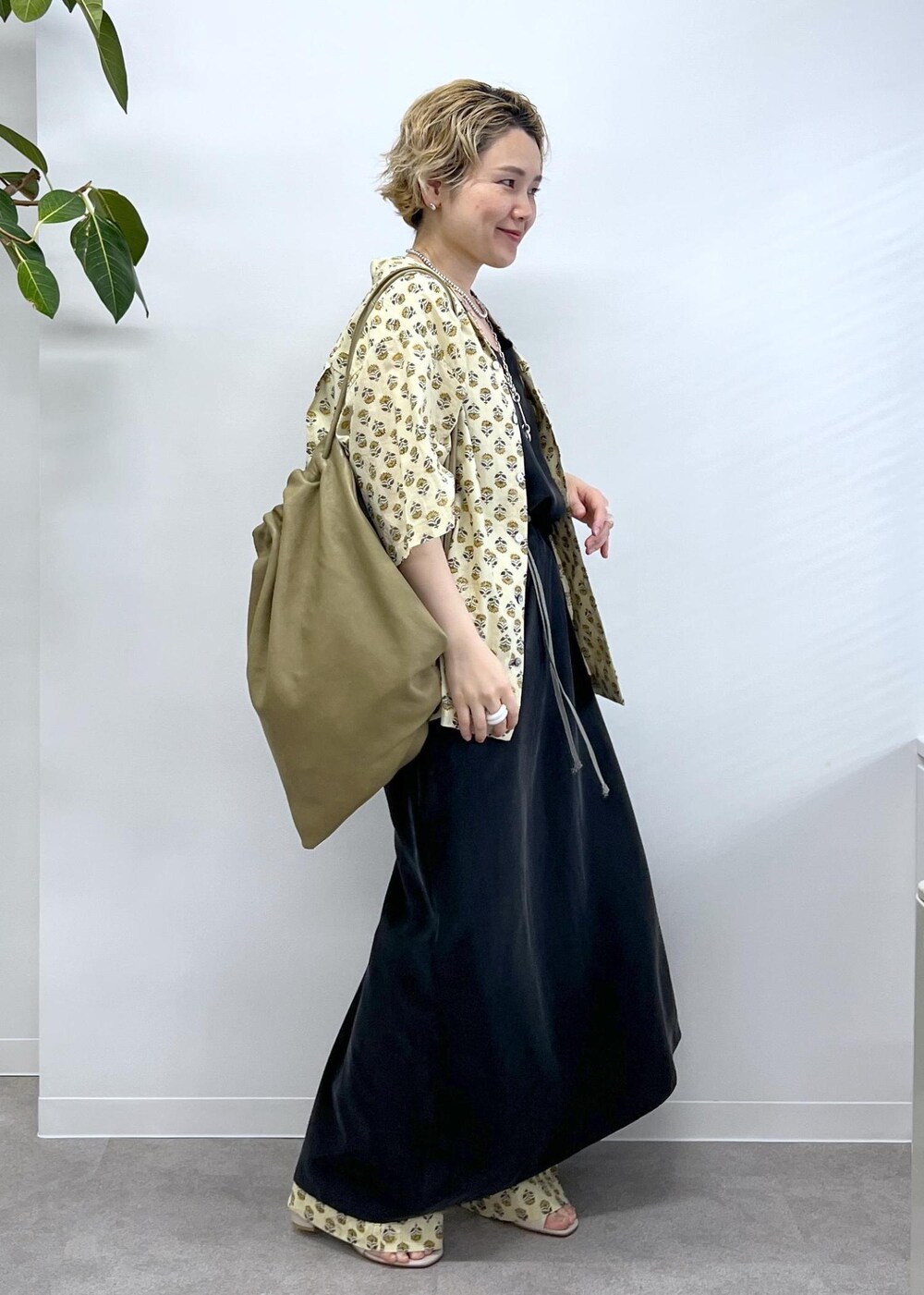 ブラック系のワンピース、ベージュ系のシャツ/ブラウス、ベージュ系のその他パンツを着用したレディースの冬コーディネートの6枚目の写真