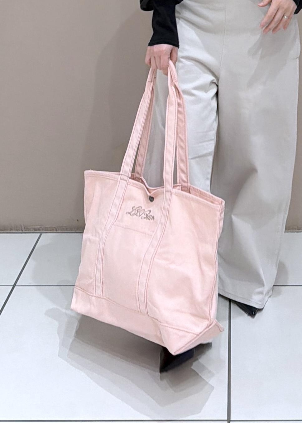 ブラック系のパンプス、ホワイト系のサロペット/オーバーオール、ブラック系のスウェットを着用したレディースの冬コーディネートの7枚目の写真