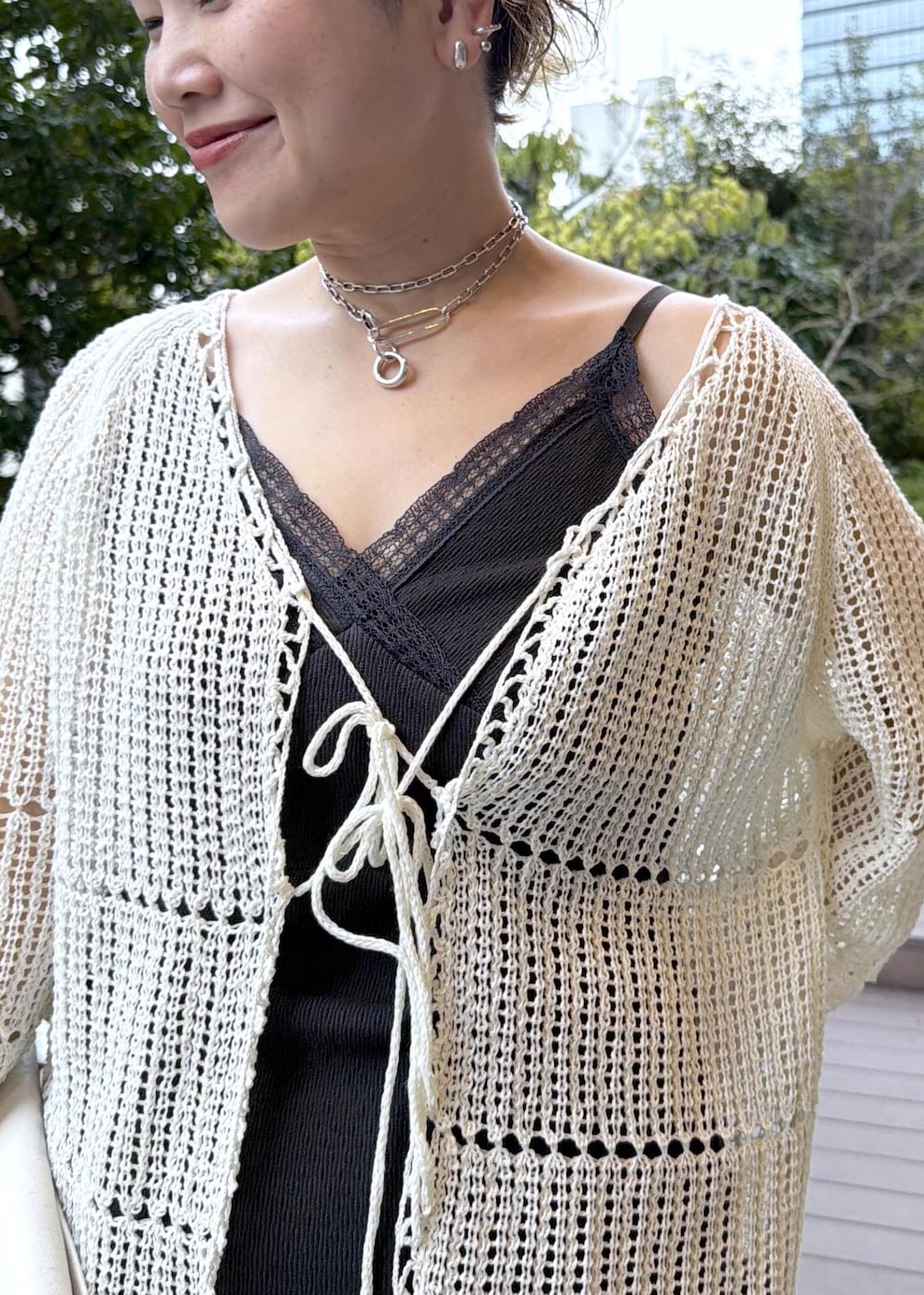 ベージュ系のパンプス、ホワイト系のカーディガン/ボレロ、グレー系のキャミソールを着用したレディースの春コーディネートの6枚目の写真