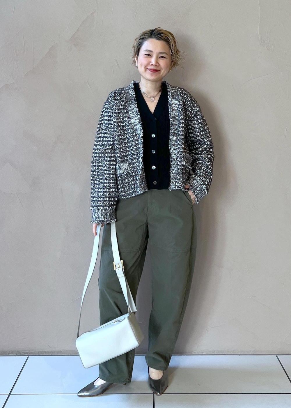 ブルー系のカーディガン/ボレロ、ブラック系のカーディガン/ボレロ、グリーン系のその他パンツを着用したレディースの冬コーディネートの4枚目の写真