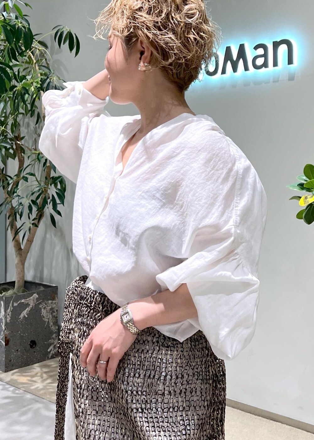 ベージュ系のパンプス、ホワイト系のスカート、ホワイト系のシャツ/ブラウスを着用したレディースの春コーディネートの5枚目の写真