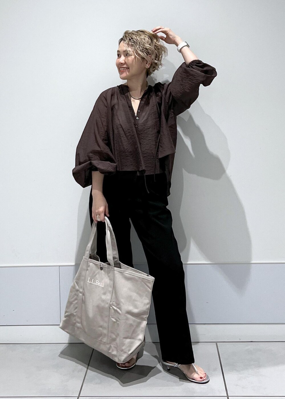 シルバー系のサンダル、ブラウン系のシャツ/ブラウス、ブラック系のその他パンツを着用したレディースの夏コーディネートの2枚目の写真