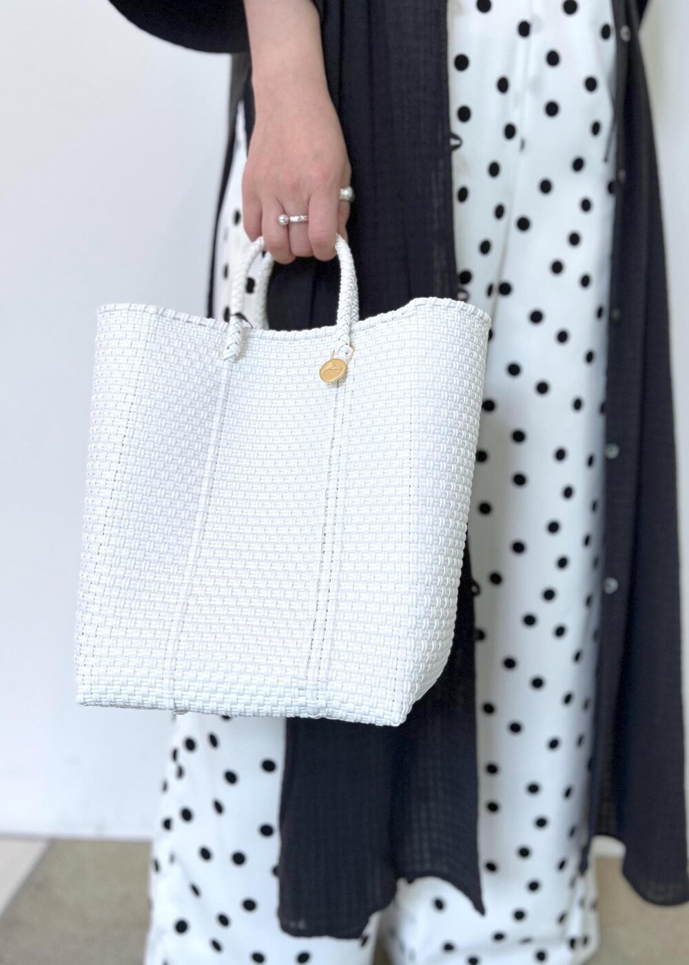 ホワイト系のつなぎ/オールインワン、ホワイト系のかごバッグ、ブラック系のシャツ/ブラウスを着用したレディースの夏コーディネートの8枚目の写真