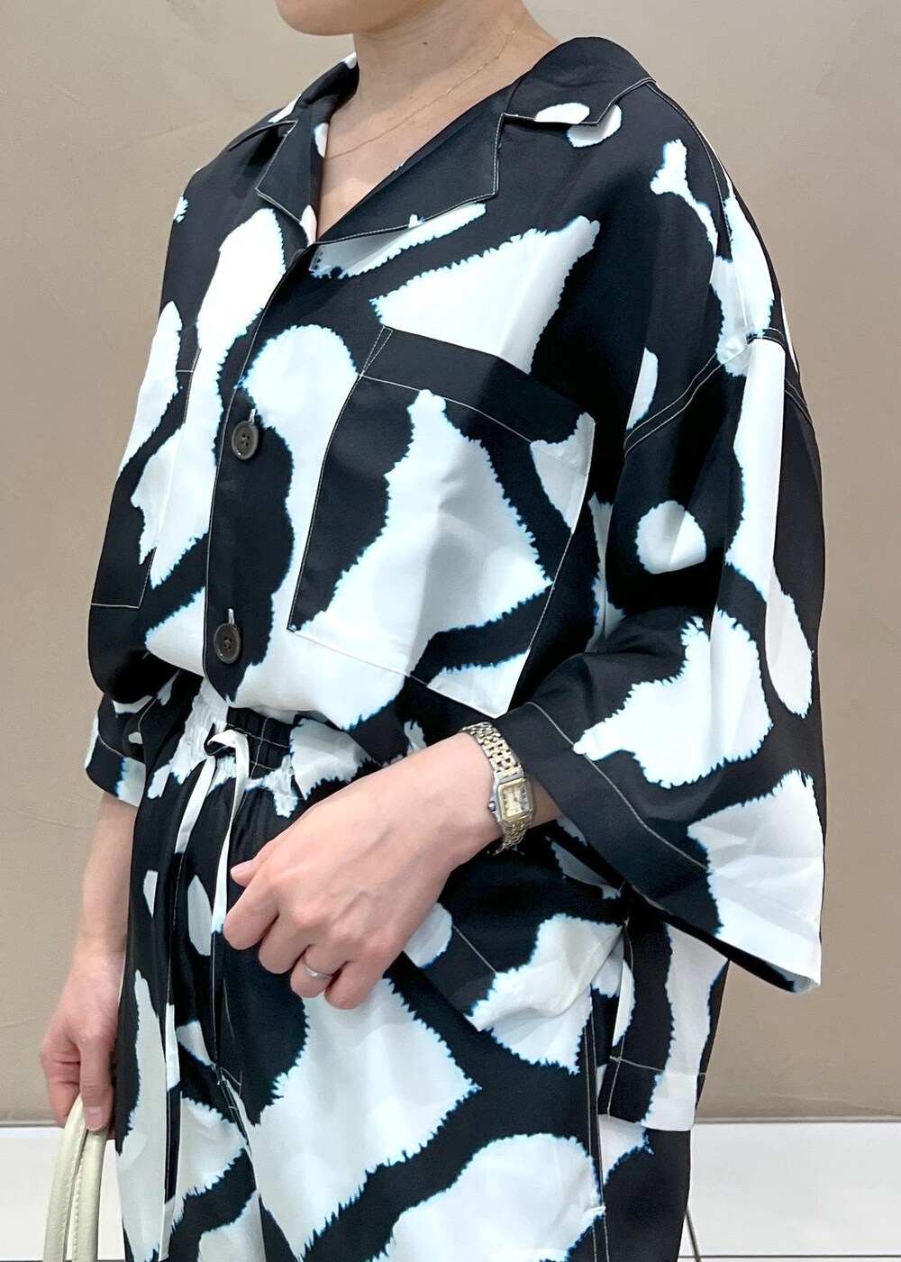 ホワイト系のボストンバッグ、その他のパンプス、ホワイト系のシャツ/ブラウスを着用したレディースの春コーディネートの5枚目の写真