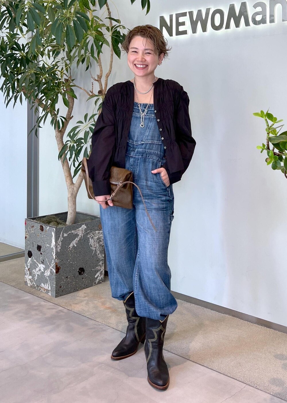 ブラック系のシャツ/ブラウス、ブラウン系のショルダーバッグ、ブルー系のサロペット/オーバーオールを着用したレディースの夏コーディネートの6枚目の写真