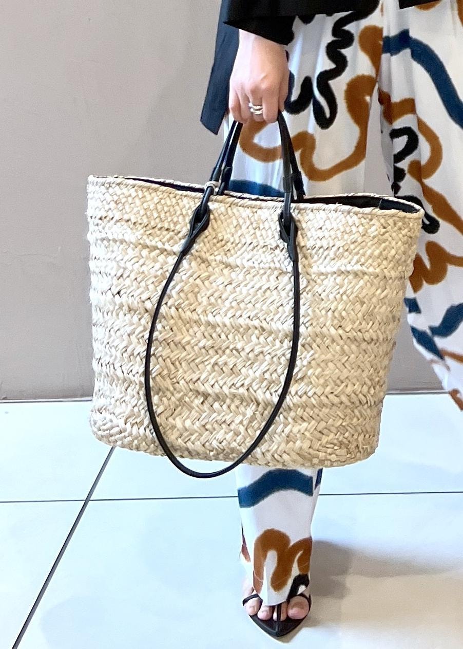 ブラック系のサンダル、ホワイト系のかごバッグ、ブラック系のシャツ/ブラウスを着用したレディースの春コーディネートの9枚目の写真