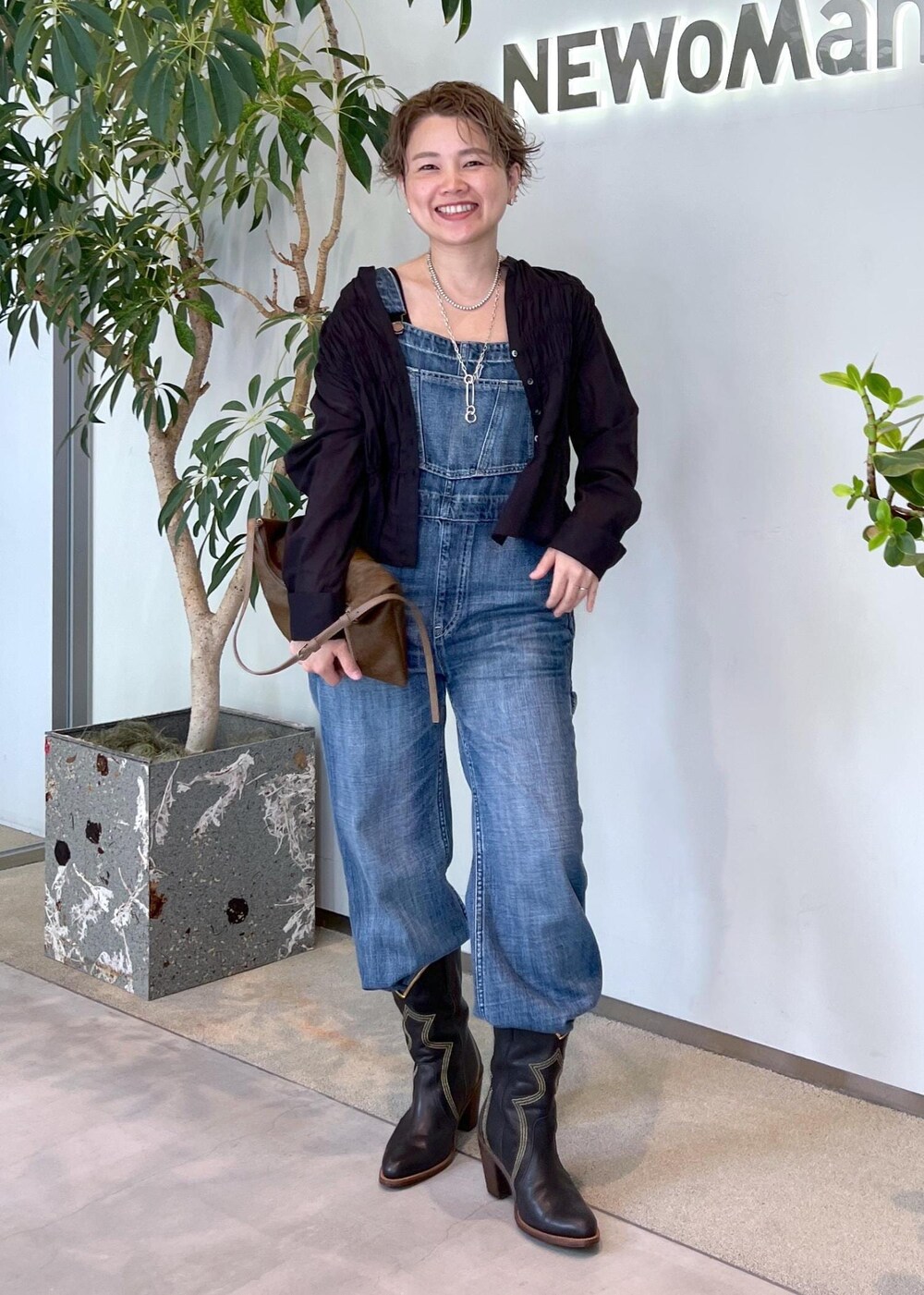 ブラック系のシャツ/ブラウス、ブラウン系のショルダーバッグ、ブルー系のサロペット/オーバーオールを着用したレディースの夏コーディネートの4枚目の写真