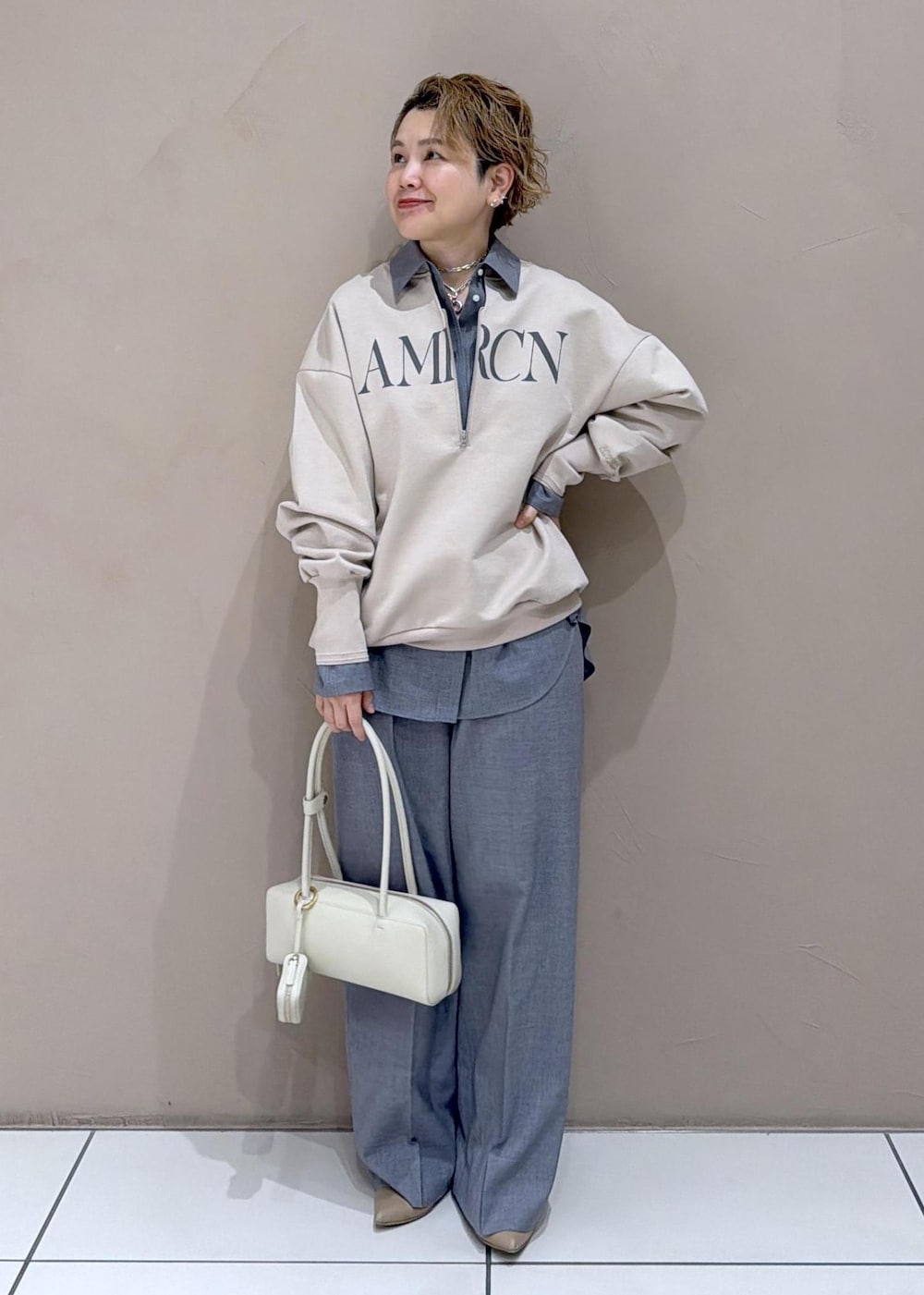 グレー系のシャツ/ブラウス、ベージュ系のスウェット、グレー系のその他パンツを着用したレディースの冬コーディネートの2枚目の写真