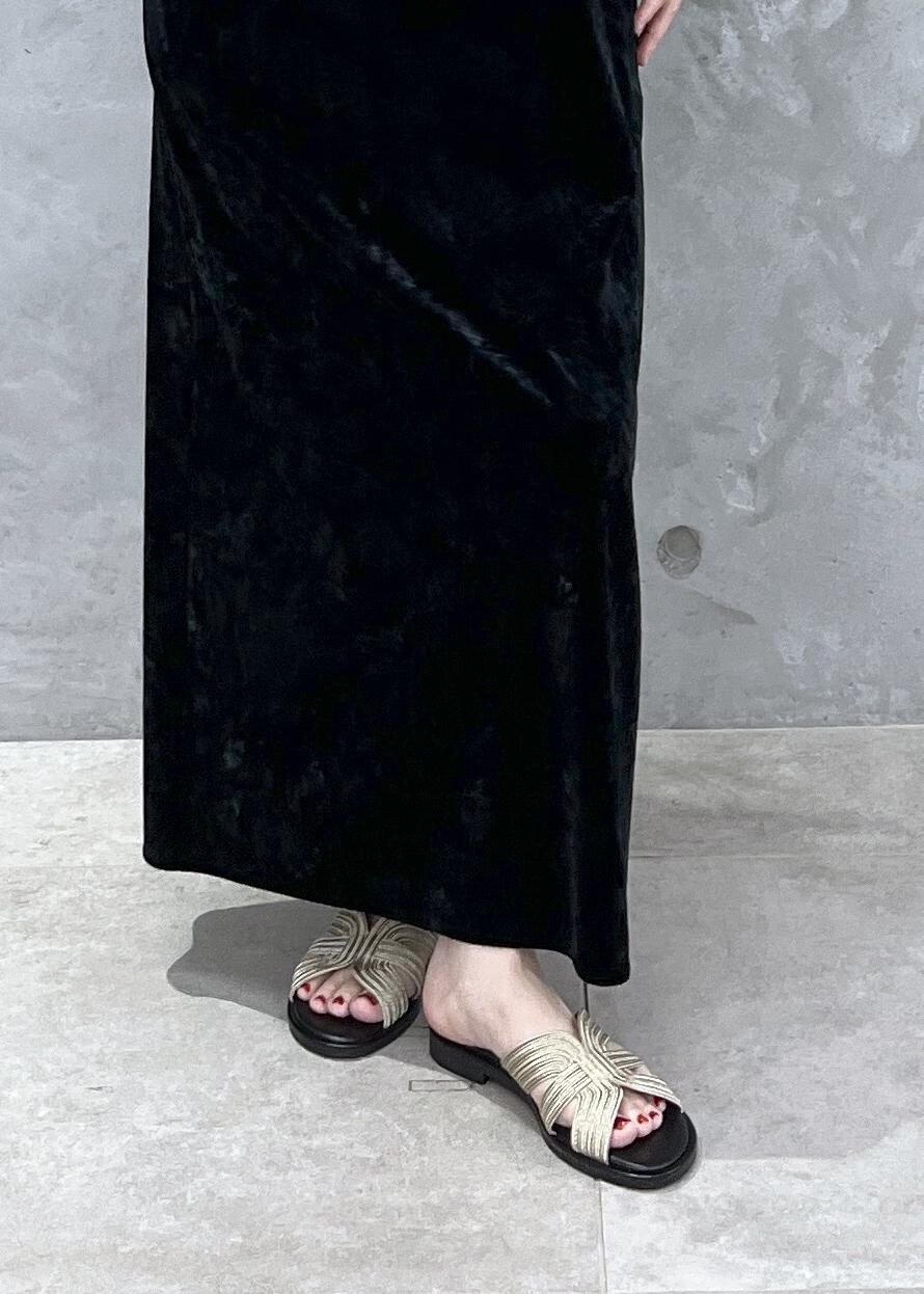 グリーン系のショルダーバッグ、イエロー系のタンクトップ、ブラック系のワンピースを着用したレディースの夏コーディネートの4枚目の写真