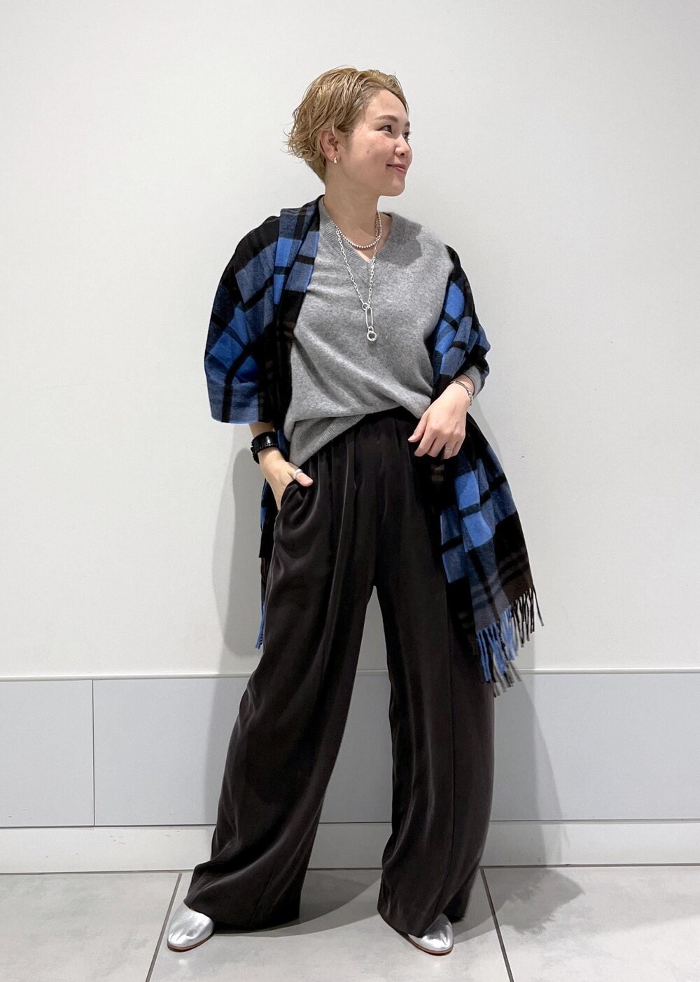 グレー系のその他パンツ、シルバー系のパンプス、その他のネックレスを着用したレディースの秋コーディネートの4枚目の写真