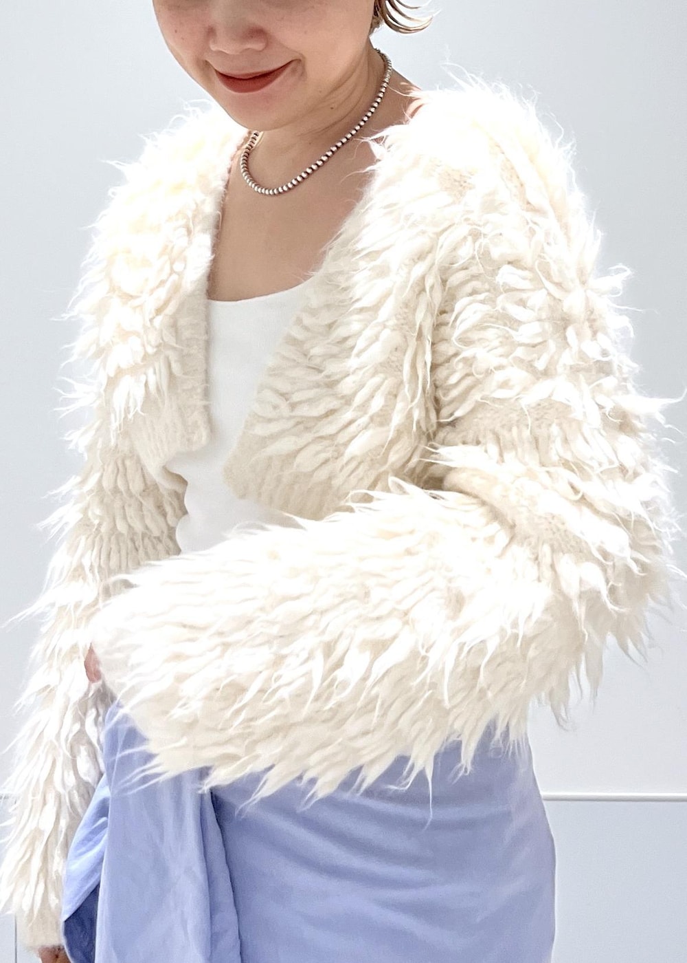 ホワイト系のカーディガン/ボレロ、ブラック系のその他パンツを着用したレディースの秋コーディネートの5枚目の写真