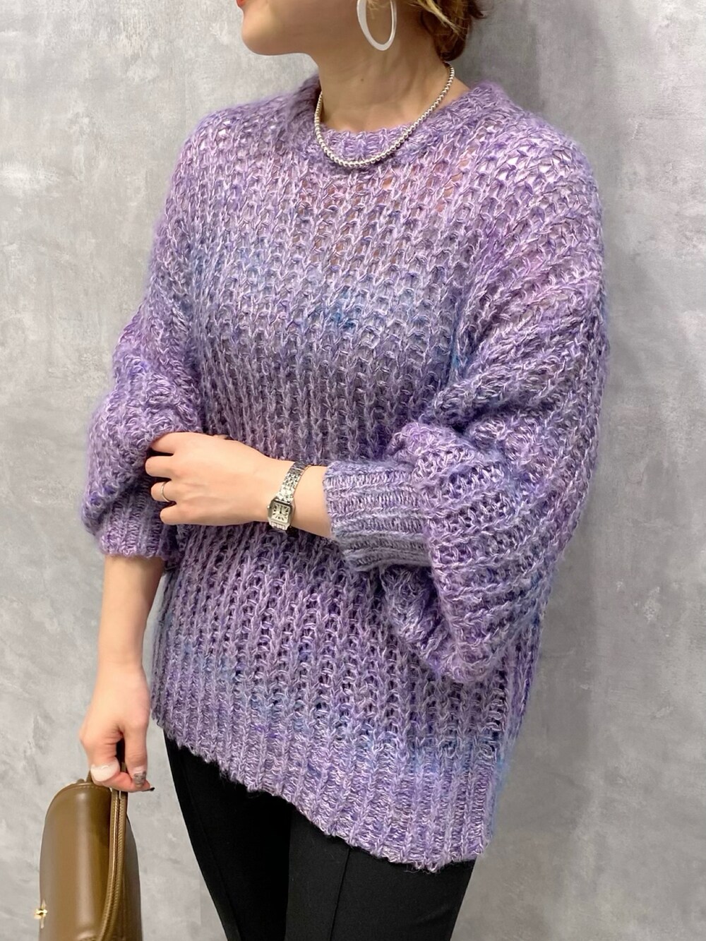 パープル系のニット/セーター、ブラウン系のショルダーバッグ、ブラック系のその他パンツを着用したレディースの秋コーディネートの3枚目の写真