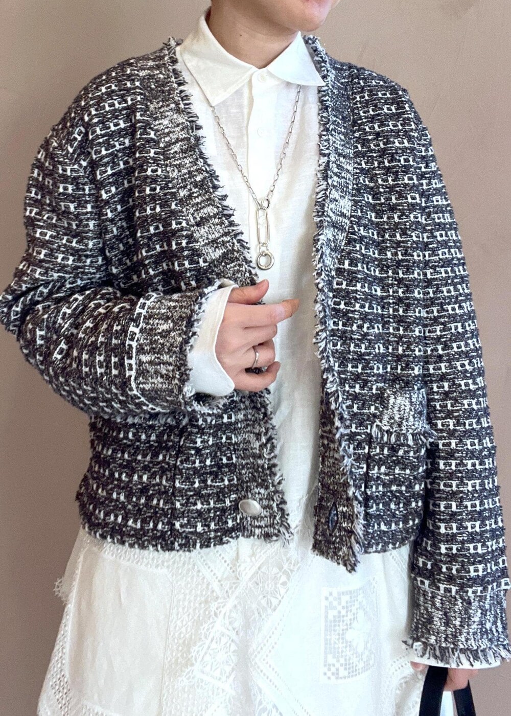 ホワイト系のシャツ/ブラウス、ホワイト系のその他パンツ、ブルー系のカーディガン/ボレロを着用したレディースの冬コーディネートの8枚目の写真