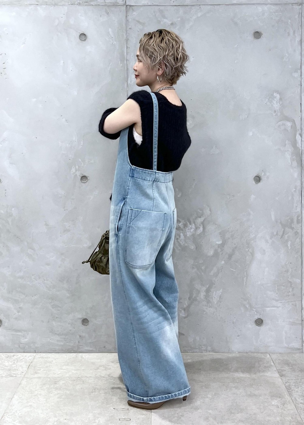ブラック系のベスト、グリーン系のショルダーバッグ、ブルー系のサロペット/オーバーオールを着用したレディースの夏コーディネートの4枚目の写真