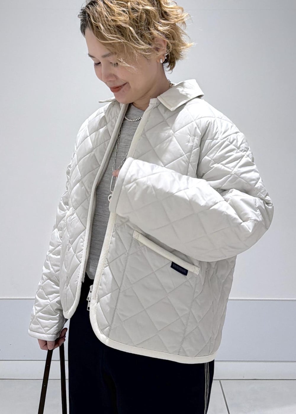 ブラック系のその他パンツ、ブラウン系のショルダーバッグ、ピンク系のブルゾンを着用したレディースの秋コーディネートの5枚目の写真