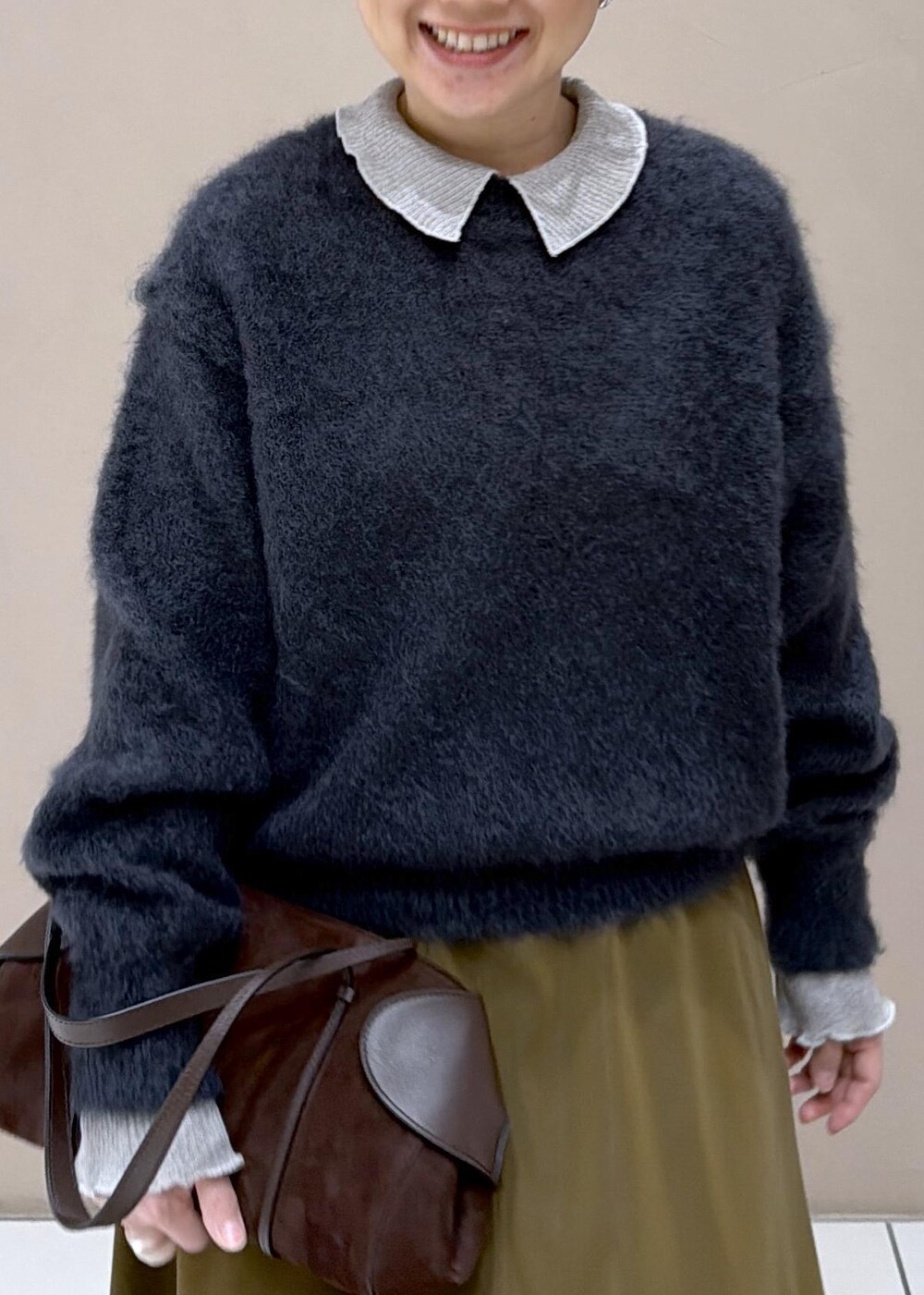 ブラウン系のスカート、ブラック系のローファー、グレー系のニット/セーターを着用したレディースの冬コーディネートの7枚目の写真